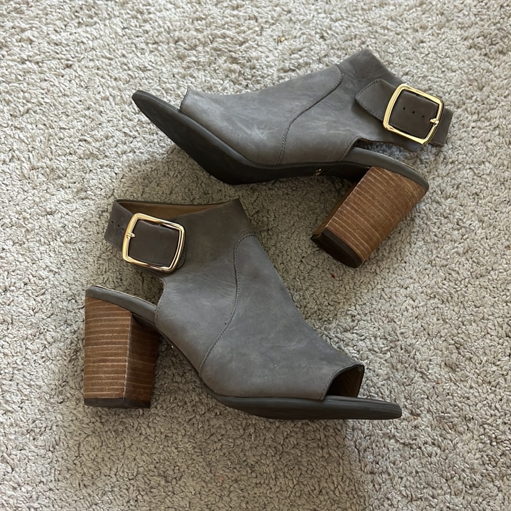 VIONIC Blakely Size 8.5 Open Toe Gray Sueded Summer Comfort Bootie